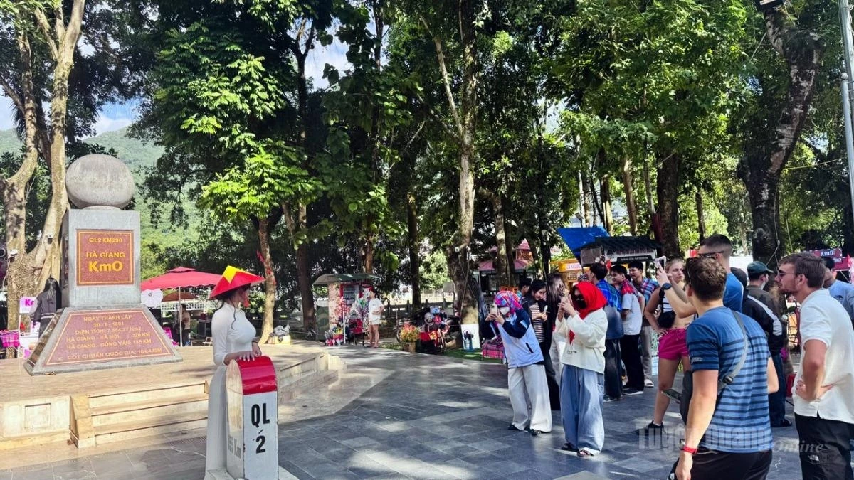 Tourists take souvenir photos at Kilometer Zero in Ha Giang 1 Ward.