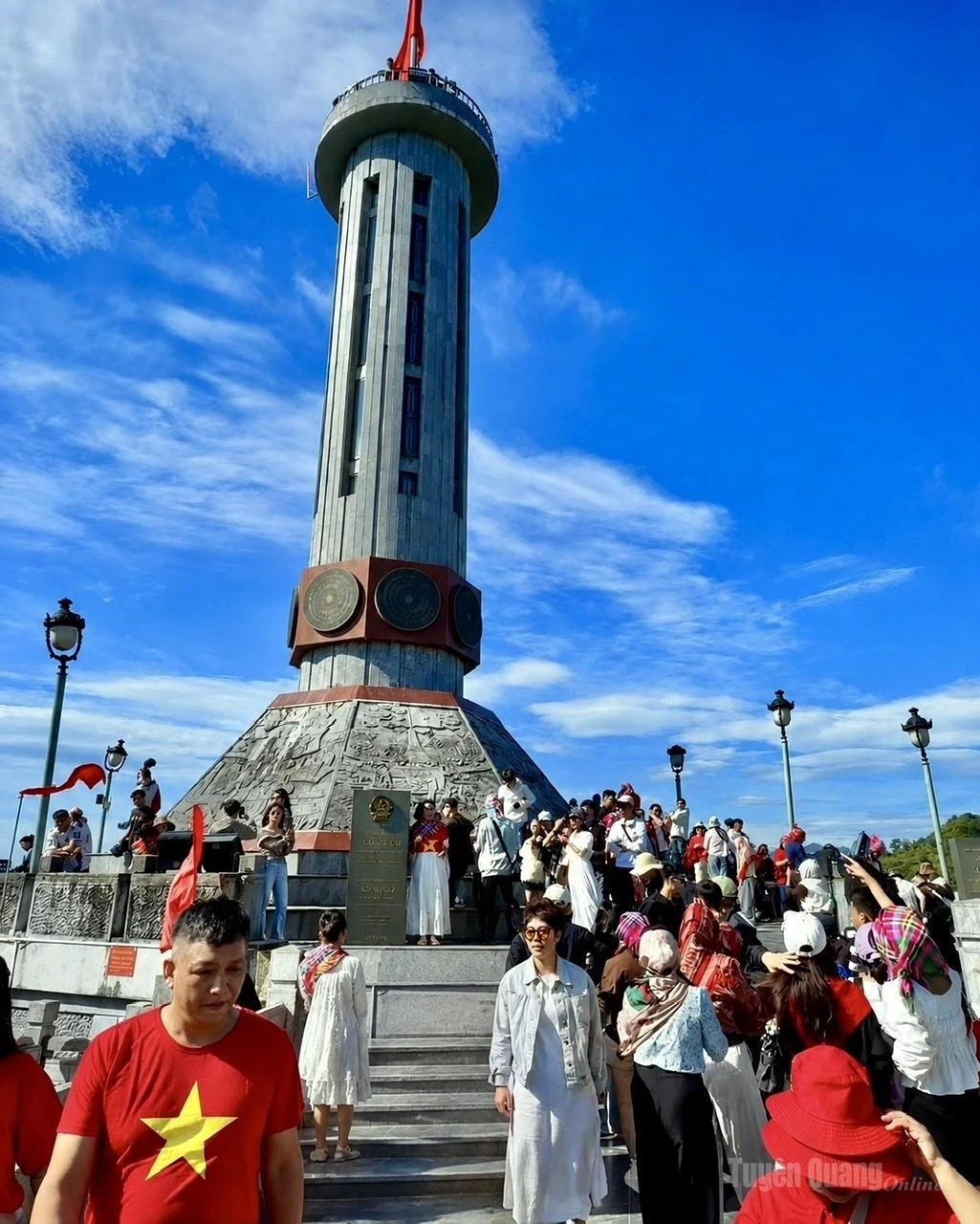 The Lung Cu National Flag Tower attracts large numbers of domestic and international visitors during the holiday, becoming a must-visit destination at the northernmost point of the country.