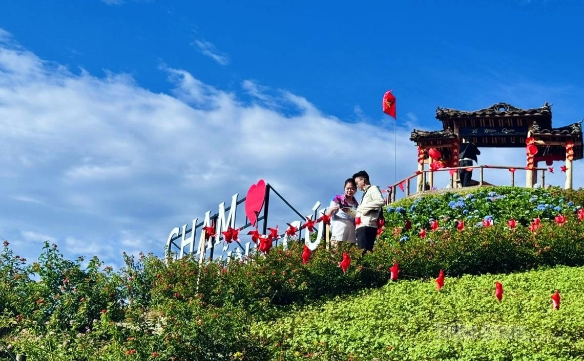 Visitors capture beautiful memories during their journey to explore Tuyen Quang over the holiday.