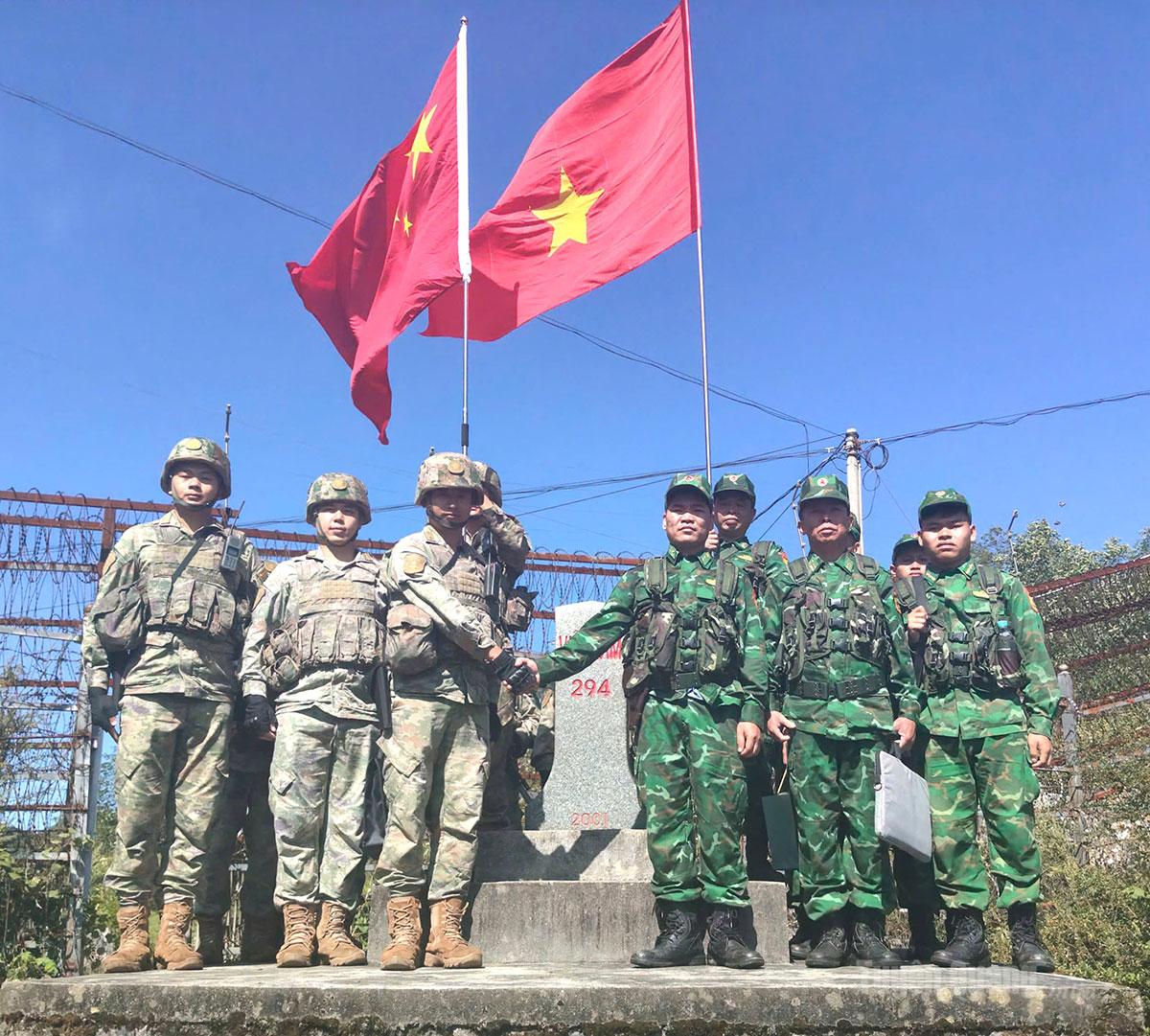 Hai bên trao đổi, thống nhất nội dung tuần tra liên hợp tại mốc 294.