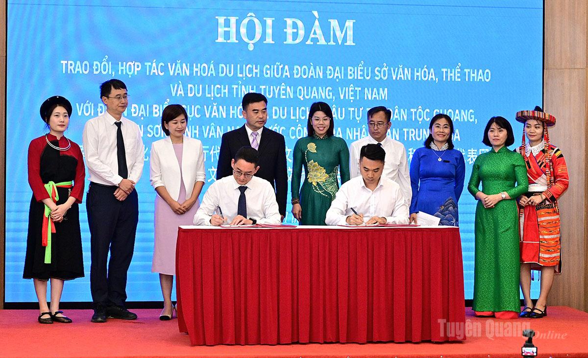 Các đại biểu chứng kiến doanh nghiệp của hai bên ký thỏa thuận hợp tác về du lịch, lữ hành.