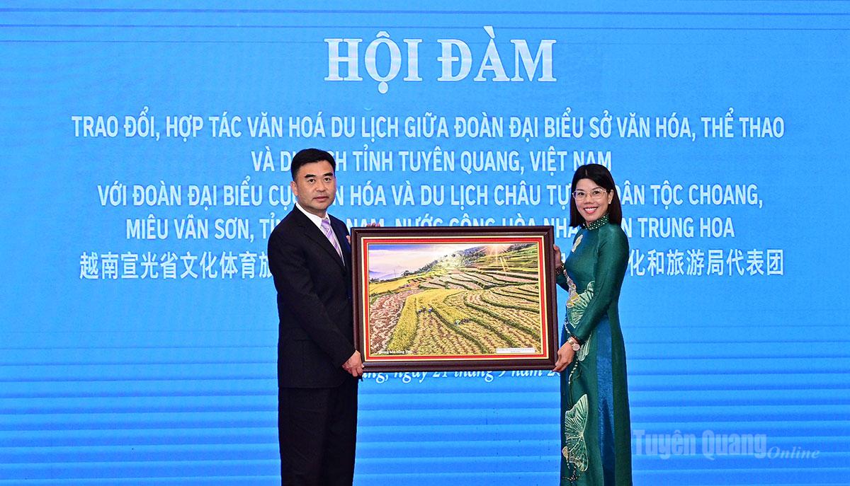 Lãnh đạo Sở Văn hóa, Thể thao và Du lịch tỉnh Tuyên Quang tặng đoàn bức ảnh phong cảnh.