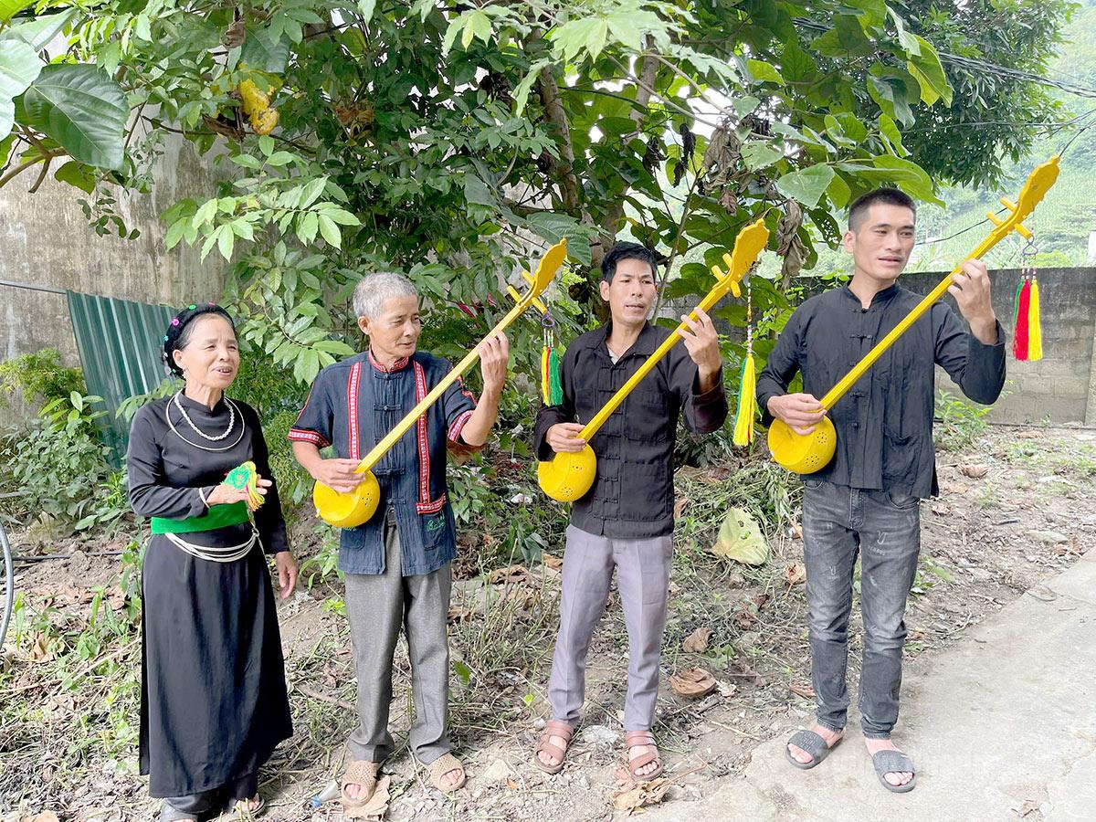 Một buổi tập luyện của ông Hòe và các thành viên trong CLB hát Then, đàn Tính xã Hàm Yên.