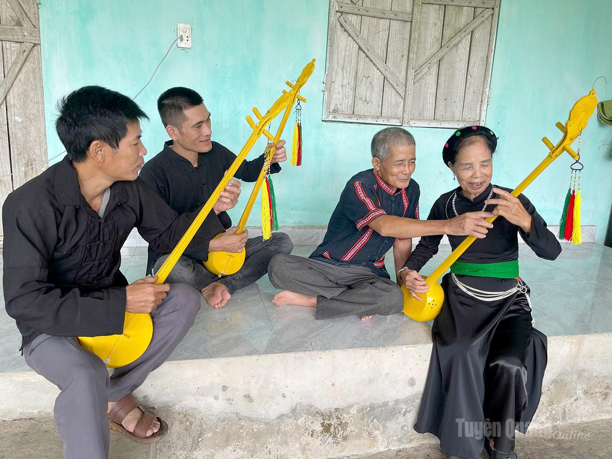 Ông Hòe tận tình hướng dẫn các thành viên trong CLB.