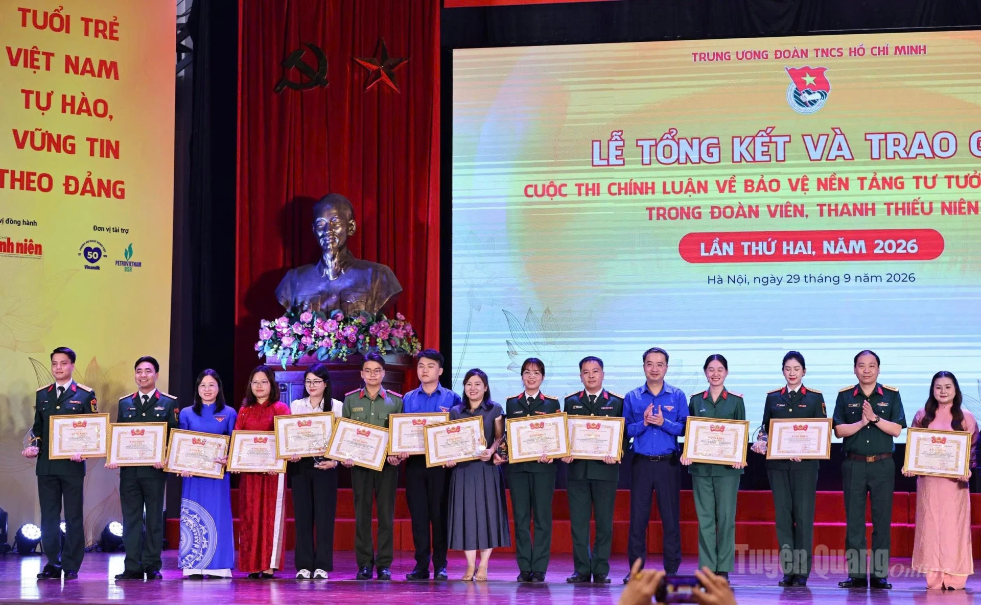 Ban Tổ chức trao giải B cho các tác giả, nhóm tác giả đoạt giải Cuộc thi Chính luận về bảo vệ nền tảng tư tưởng của Đảng trong đoàn viên, thanh thiếu niên lần thứ II, năm 2026.