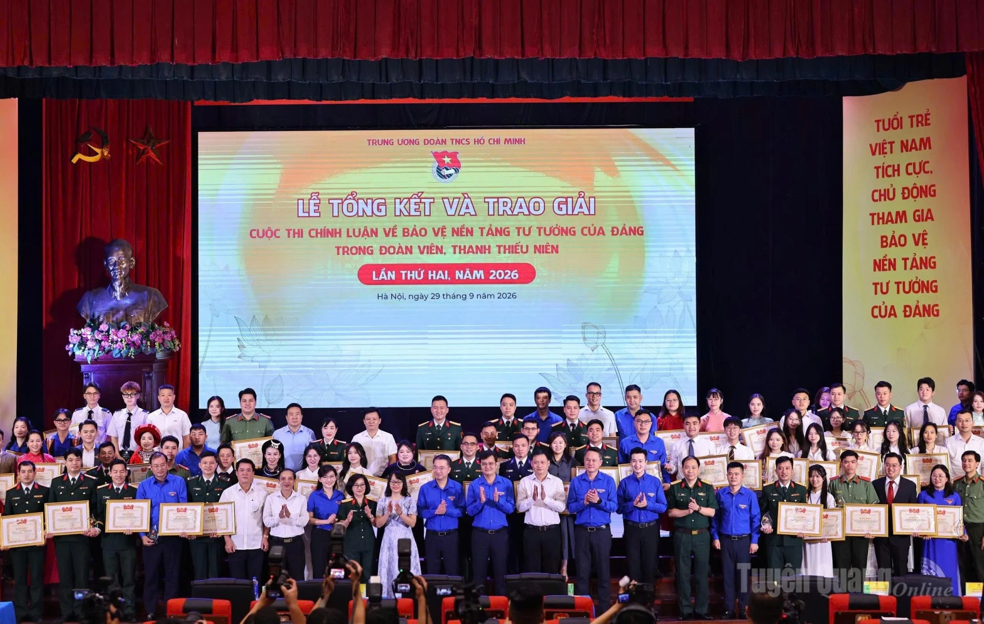 Lãnh đạo các bộ, ngành Trung ương và Trung ương Đoàn TNCS Hồ Chí Minh chụp ảnh lưu niệm cùng các tác giả, nhóm tác giả đoạt giải Cuộc thi Chính luận về bảo vệ nền tảng tư tưởng của Đảng trong đoàn viên, thanh thiếu niên lần thứ II, năm 2026.
