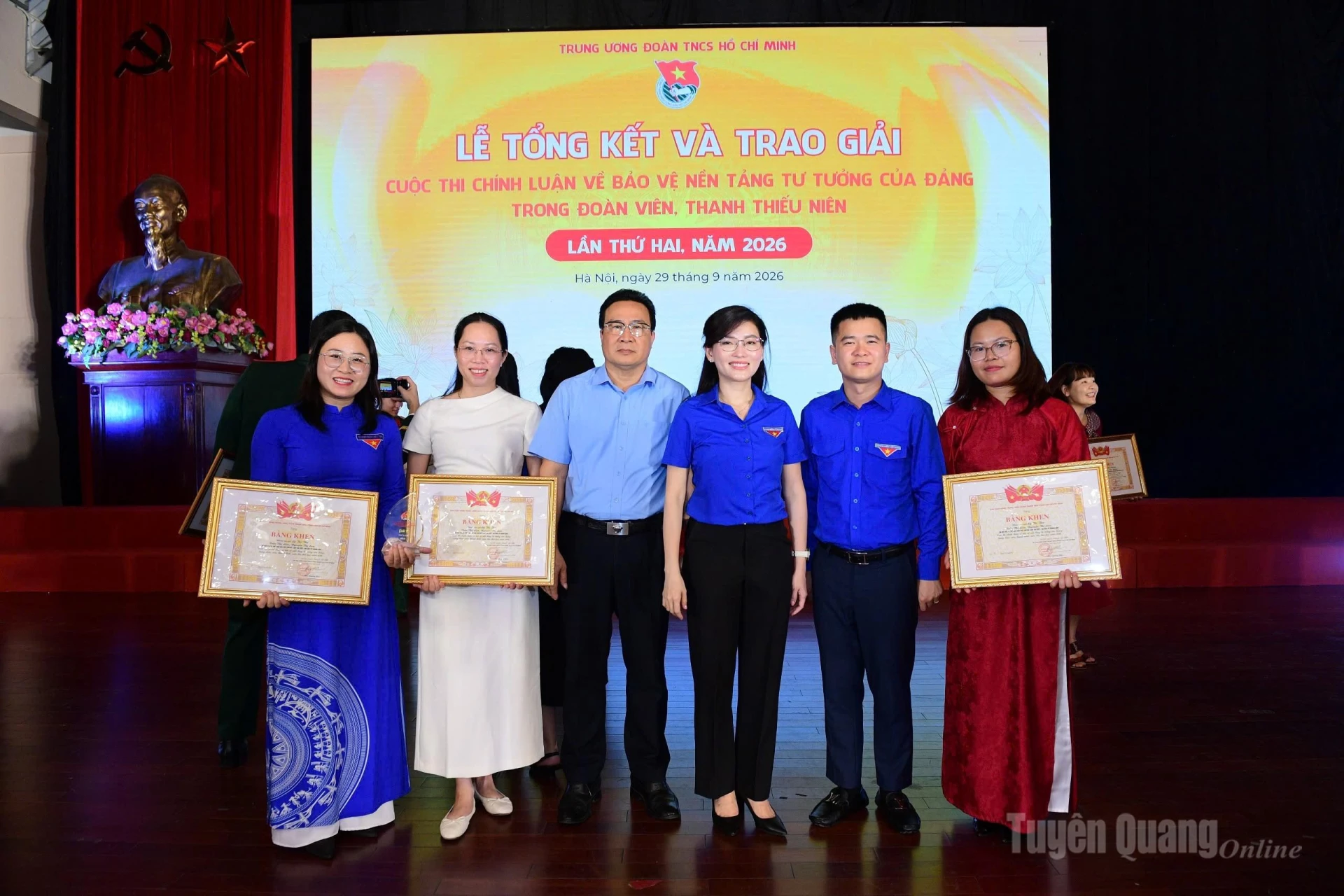 Lãnh đạo Trung ương Đoàn TNCS Hồ Chí Minh; Báo và phát thanh, truyền hình Tuyên Quang và Tỉnh đoàn Tuyên Quang chụp ảnh lưu niệm cùng nhóm tác giả.