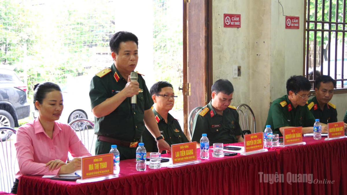 Thiếu tướng Lại Tiến Giang, Phó Tham mưu trưởng Quân khu 2 phát biểu tại buổi kiểm tra.