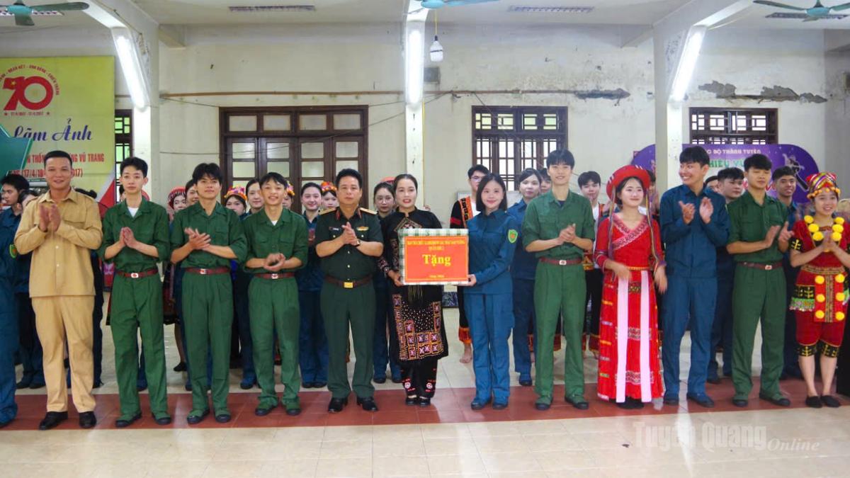 Đoàn tặng quà cho Đội tham gia.