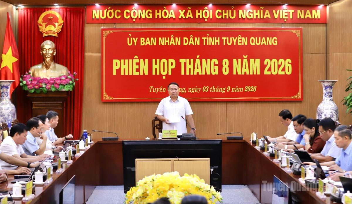 Chủ tịch UBND tỉnh chủ trì phiên họp.