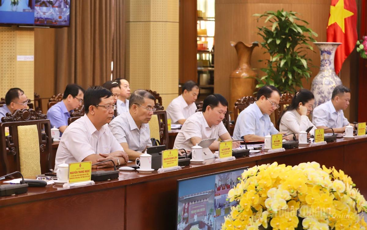 Lãnh đạo các sở, ngành dự phiên họp.