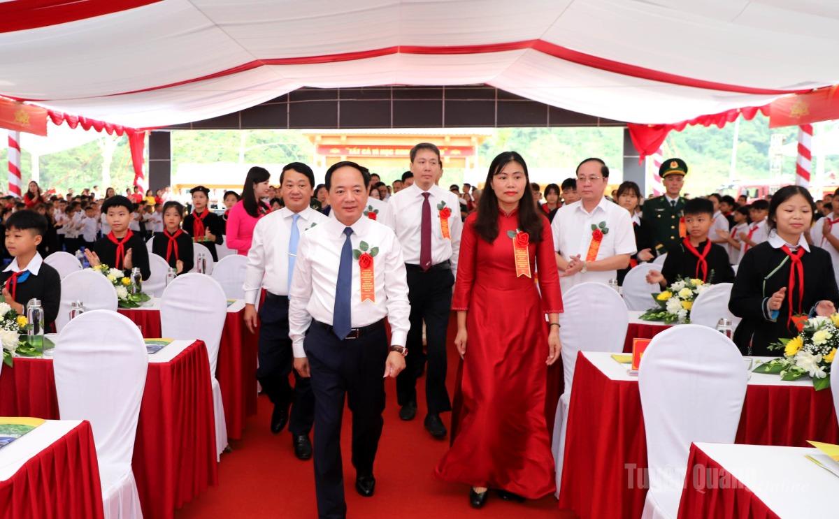 Đồng chí Trịnh Văn Quyết, Ủy viên Bộ Chính trị, Bí thư Trung ương Đảng, Trưởng Ban Tuyên giáo Trung ương; đồng chí Hầu A Lềnh, Ủy viên BCH Trung ương Đảng, Bí thư Tỉnh ủy tới dự Lễ khai giảng và khánh thành Trường Phổ thông nội trú TH và THCS Thanh Thủy.