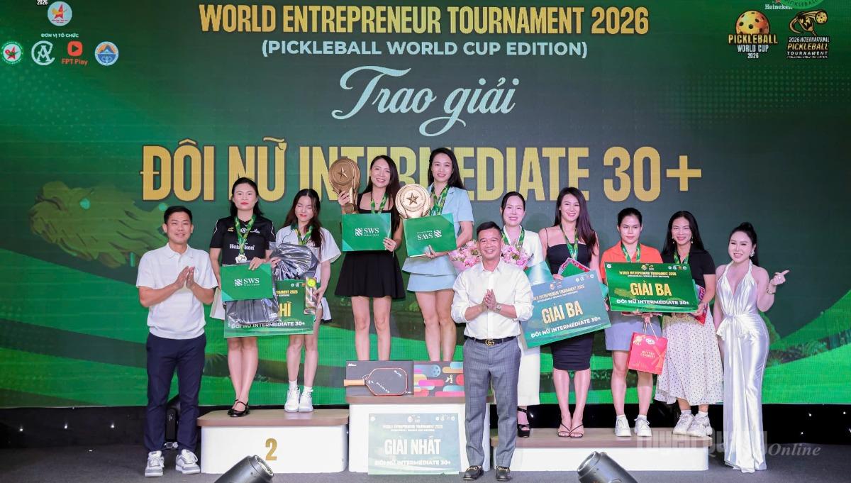 Cặp VĐV Trần Huệ vô địch nội dung đôi nữ 30 +.
