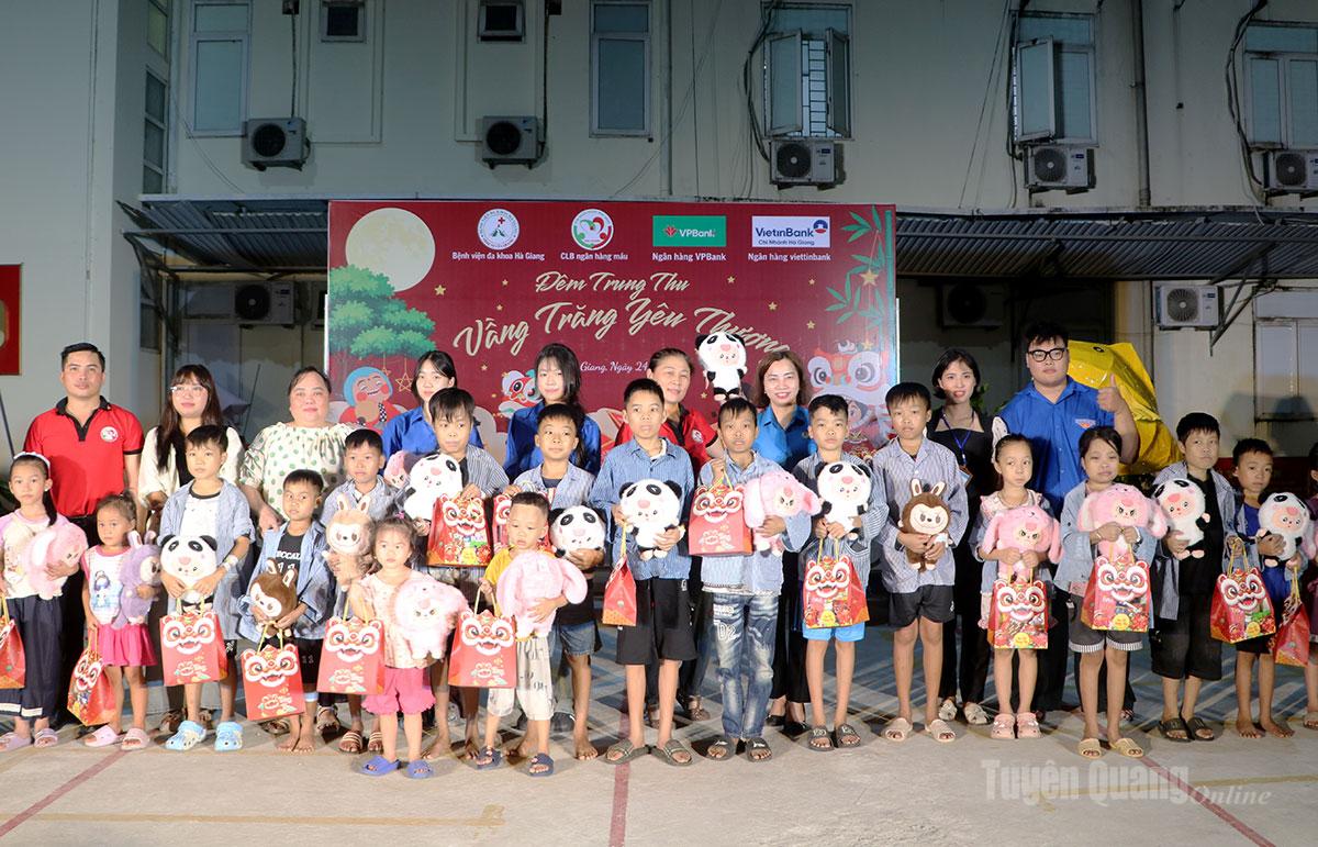Đại diện các nhà tài trợ trao quà cho bệnh nhi đang điều trị tại Bệnh viện Đa khoa Hà Giang.
