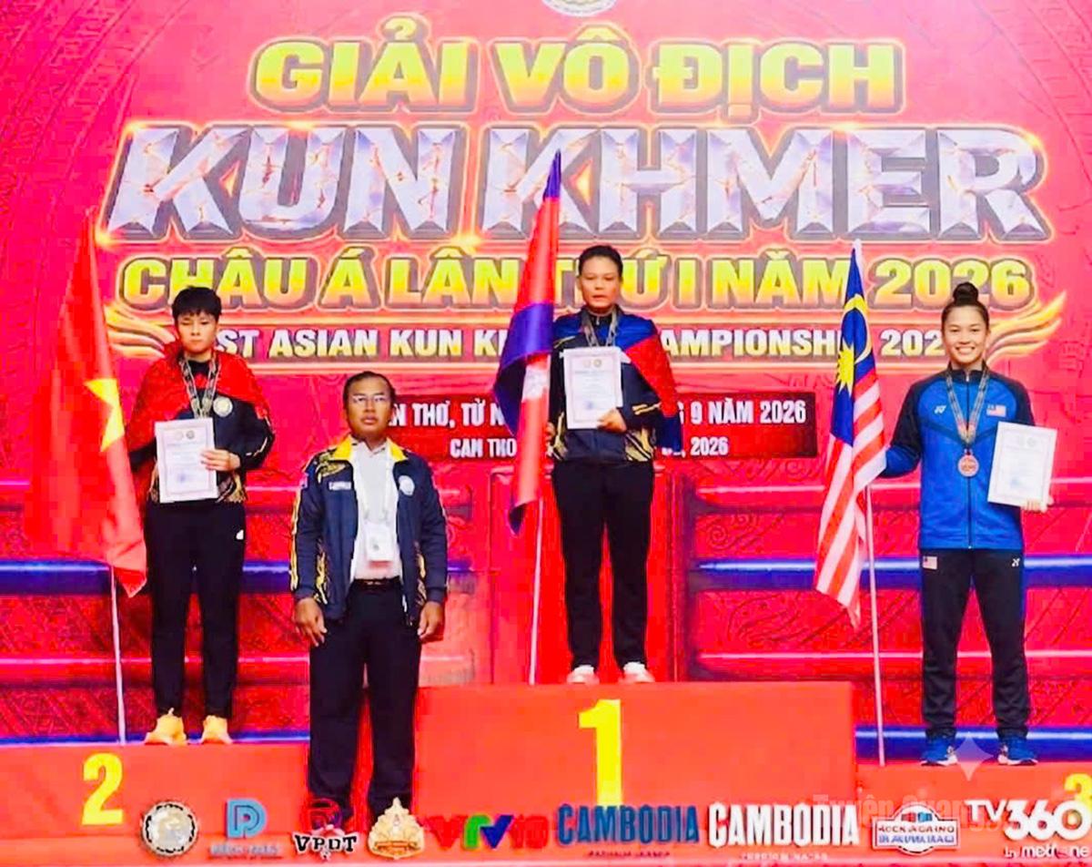 VĐV Hoàng Thị Bích Ngọc, giành Huy chương Bạc, ở hạng cân 70kg lứa tuổi 18-40 tuổi tại giải.