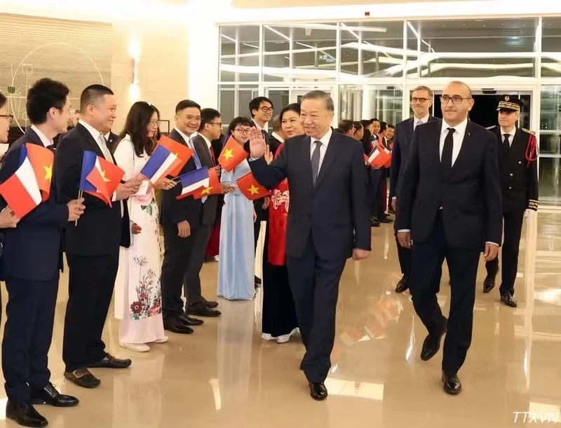 General Secretary of the Communist Party of Viet Nam Central Committee and President To Lam and his spouse are welcomed at Orly Airport by the Vietnamese Embassy staff and members of the Vietnamese community in France early in the morning of September 10. (Photo: VNA)