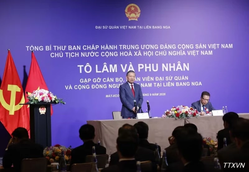 General Secretary of the Communist Party of Viet Nam Central Committee and President To Lam and his spouse meet with officials and staff of the Vietnamese Embassy and representatives of the Vietnamese community in Russia in Moscow on September 7, (Photo: VNA)