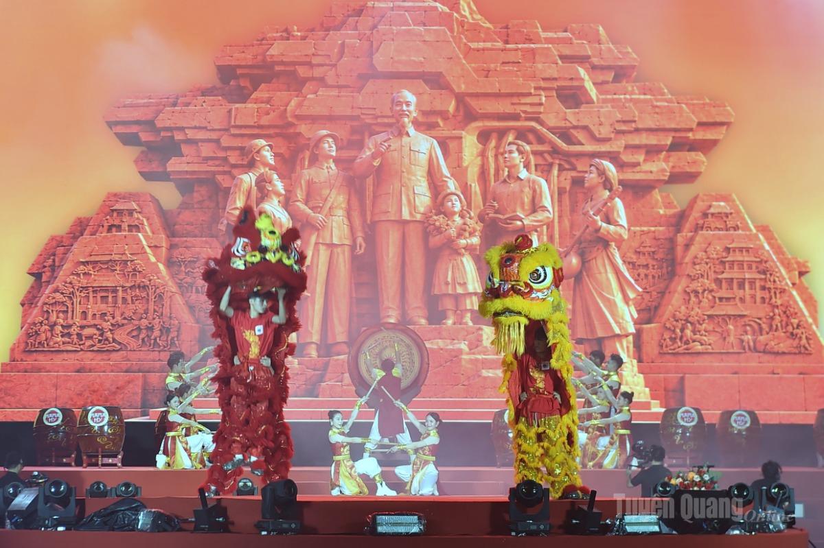 Múa lân chào khai mạc chương trình.