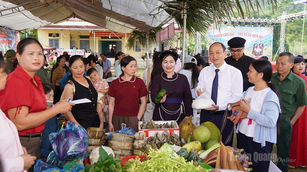 Chợ quê - chợ số xã Kiên Đài trưng bày, giới thiệu và bán các sản phẩm nông sản đặc trưng của xã.