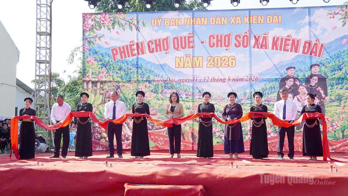 Các đồng chí đại biểu cắt băng Khai mạc Chợ quê - chợ số xã Kiên Đài lần thứ I, năm 2026.