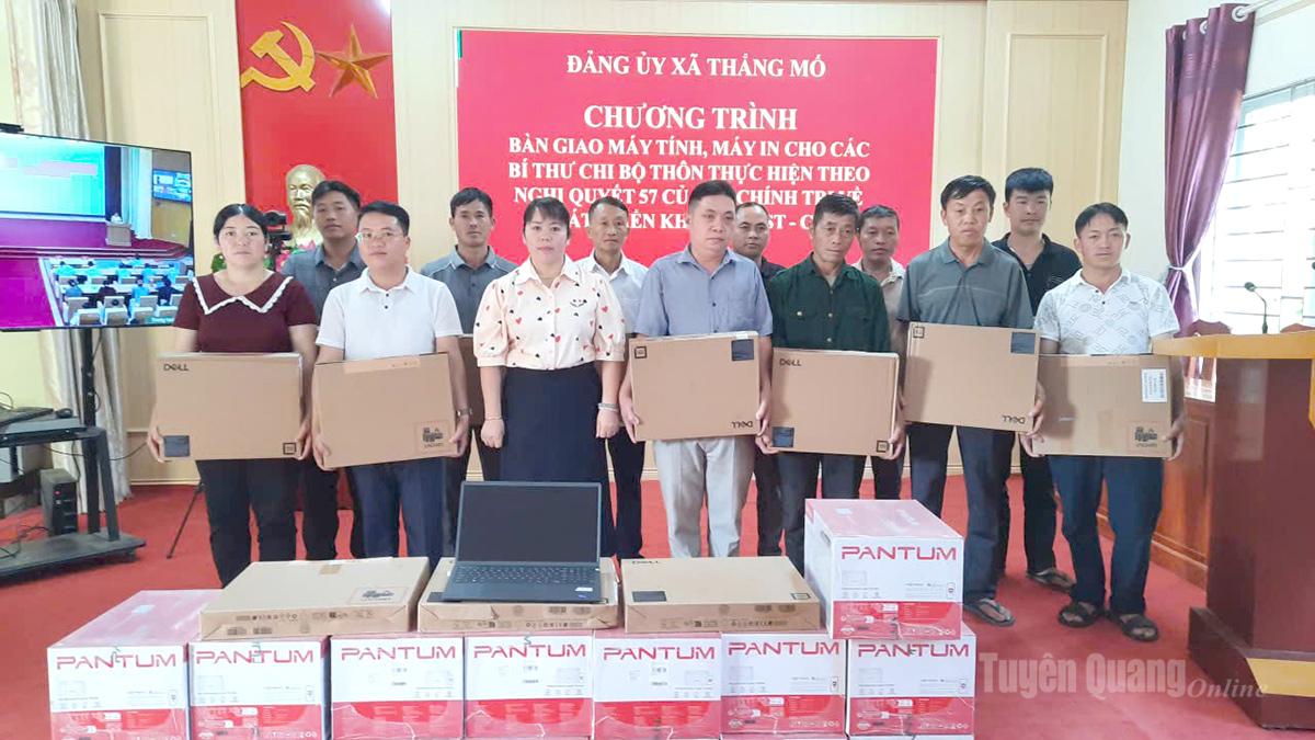 Lãnh đạo xã Thắng Mố bàn giao máy tính, máy in cho các thôn.