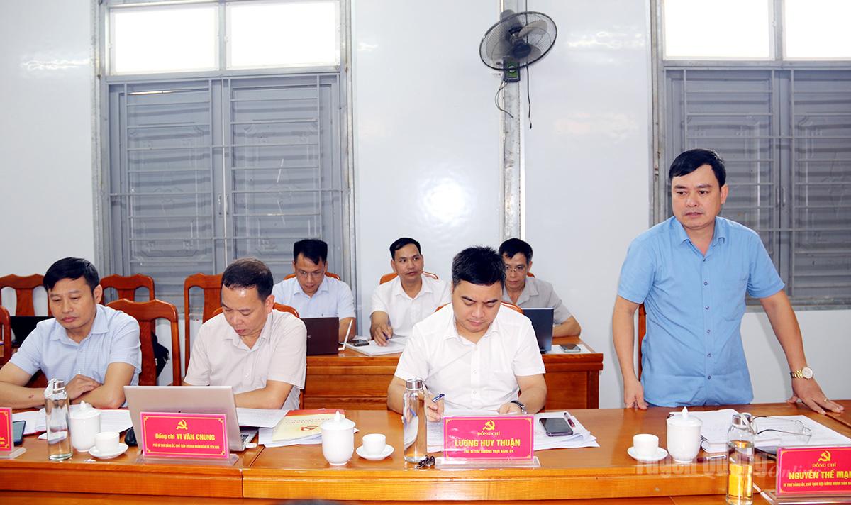 Lãnh đạo xã Yên Hoa báo cáo với Đoàn kiểm tra, giám sát việc khắc phục hạn chế trong lĩnh vực xây dựng, củng cố tổ chức đảng.