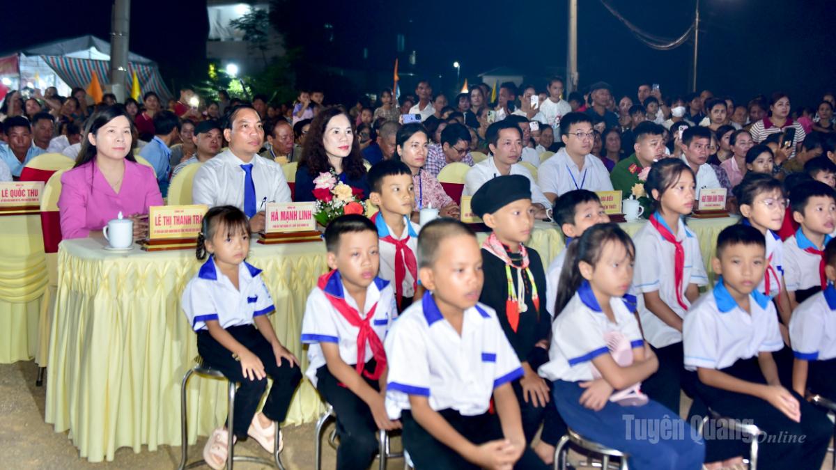 Phó Chủ tịch HĐND tỉnh Lê Thị Thanh Trà; lãnh đạo Báo và phát thanh, truyền hình Tuyên Quang, cùng đại biểu và các thiếu nhi tham dự Đêm hội Trung thu xã Xuân Vân.