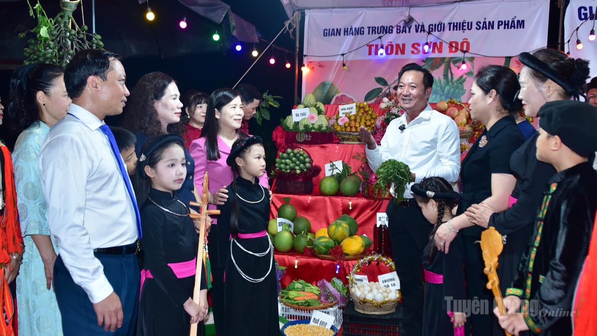 Các đại biểu tham quan gian hàng trưng bày, giới thiệu và quảng bá sản phẩm OCOP, sản phẩm nông nghiệp tiềm năng của xã Xuân Vân.