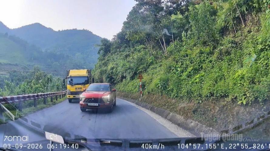 Hình ảnh xe vượt xe trong trường hợp được vượt. Ảnh chụp từ camera.