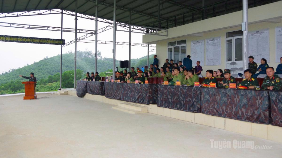 Các đại biểu dự luyện tập tổng hợp tác chiến trong khu vực phòng thủ.