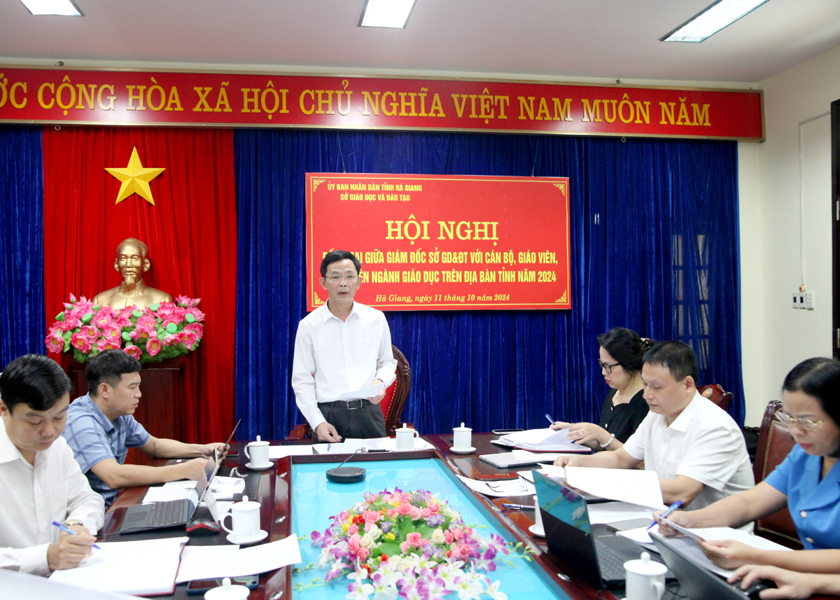 Giám đốc Sở Giáo dục và Đào tạo đối thoại với cán bộ, giáo viên, nhân