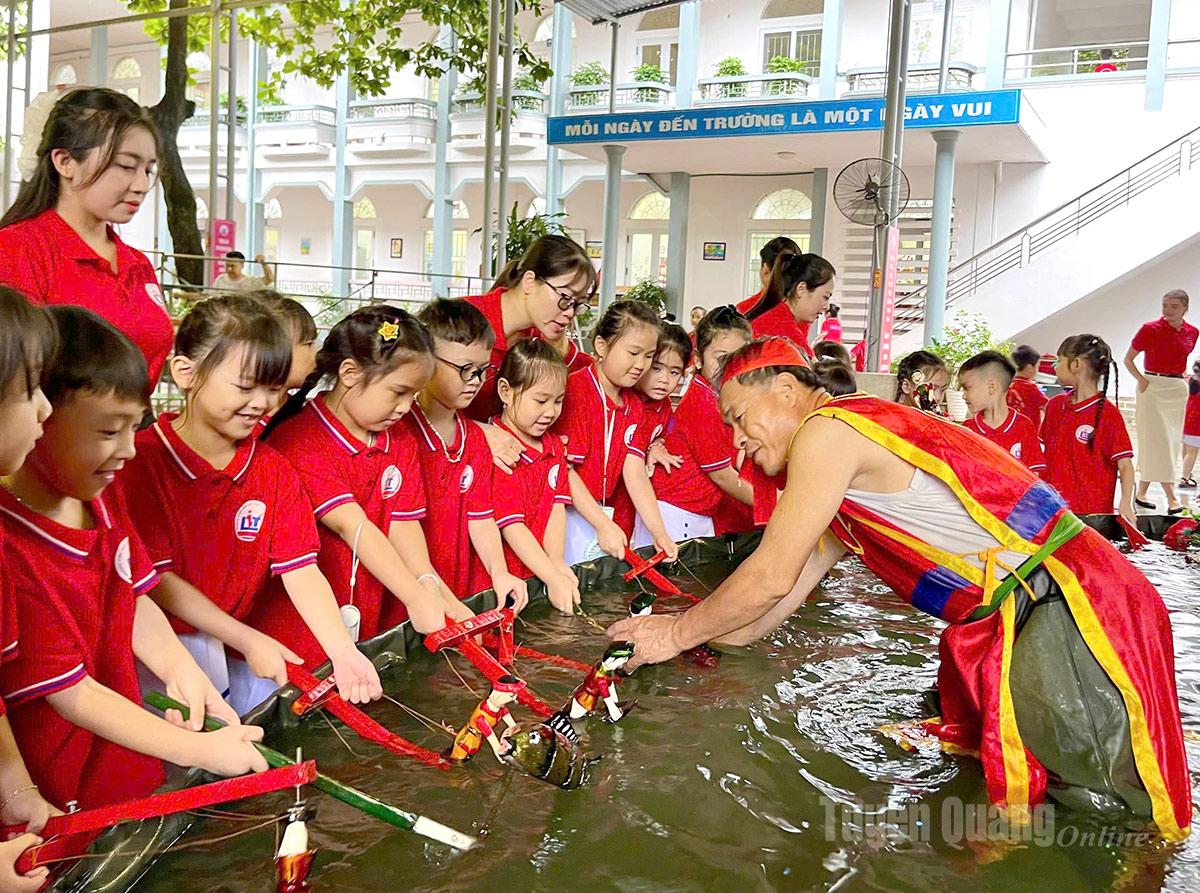 Học sinh được hướng dẫn điều khiển các con rối di chuyển trên nước.