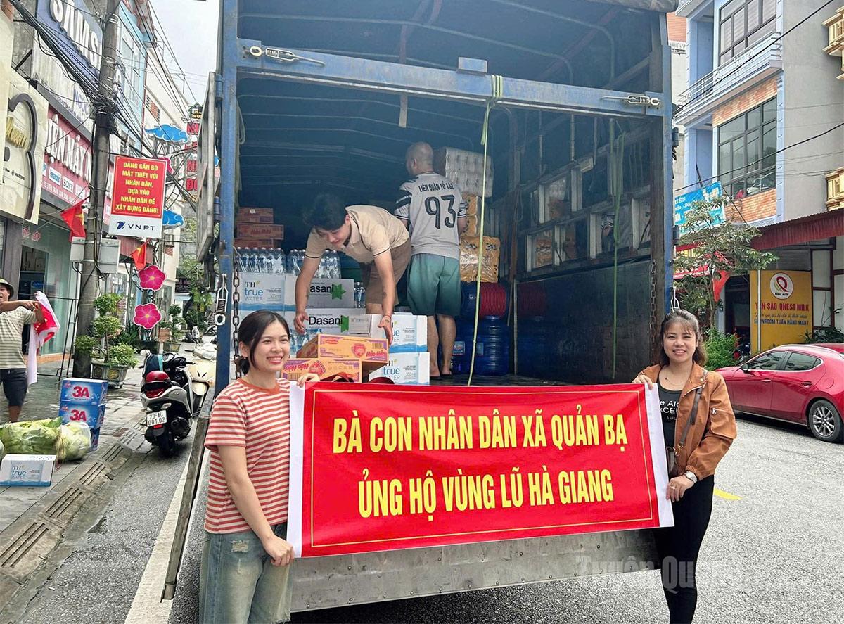 Người dân xã Quản Bạ hỗ trợ thực phẩm tới vùng lũ phường Hà Giang. Ảnh: Hồng Cừ