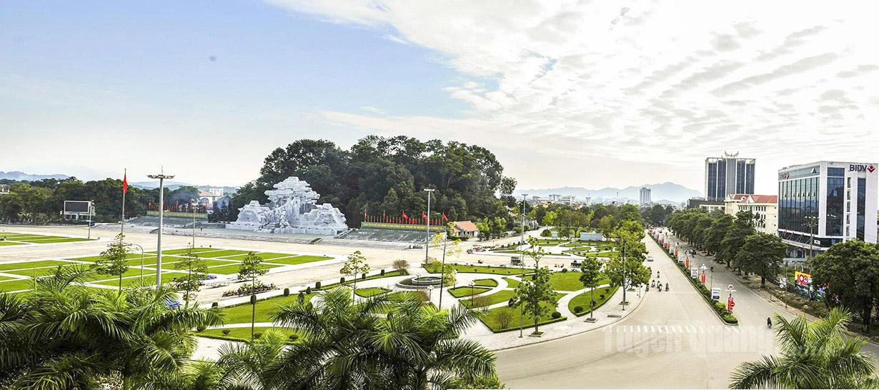 Quảng trường Nguyễn Tất Thành.