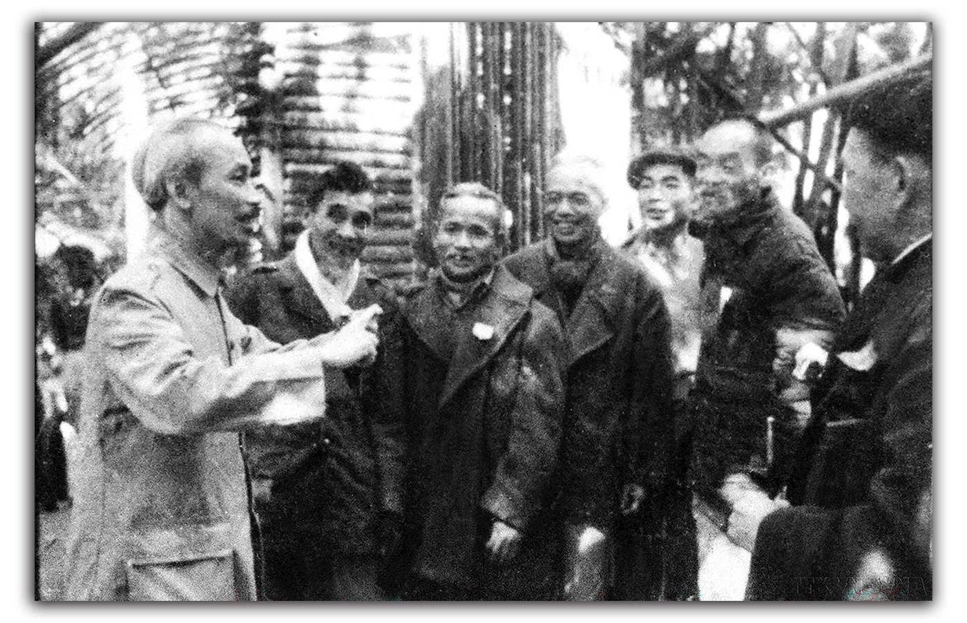 Chủ tịch Hồ Chí Minh nói chuyện thân mật với các đại biểu Quốc hội trong giờ nghỉ của Kỳ họp thứ Ba, Quốc hội Khóa I diễn ra tại thôn Lập Binh, xã Bình Yên, huyện Sơn Dương năm 1953. Ảnh: TTXVN