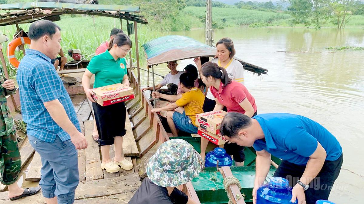 Ủy ban MTTQ và các tổ chức chính trị xã hội xã Hòa An tiếp tế lương thực cho các hộ dân bị cô lập. Ảnh: Bàn Thanh
