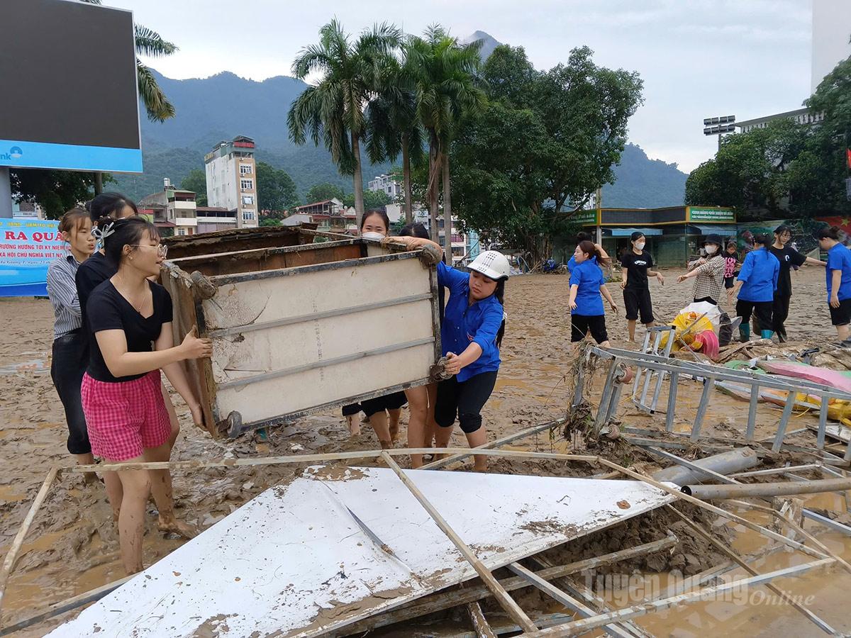 Sinh viên Phân hiệu đại học Thái Nguyên tại Hà Giang tham gia khắc phục hậu quả thiên tai tại Quảng trường 26-3, phường Hà Giang 1. Ảnh: Văn Long
