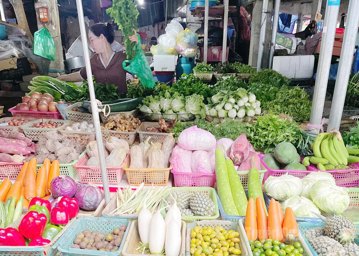 Rau xanh tăng giá sau mưa bão