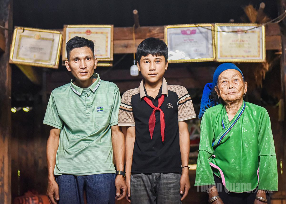 Từ khi mẹ mất, căn nhà trở nên quạnh hiu, và cậu bé lớp 9 nhỏ con kia bỗng thành lao động chính của gia đình.