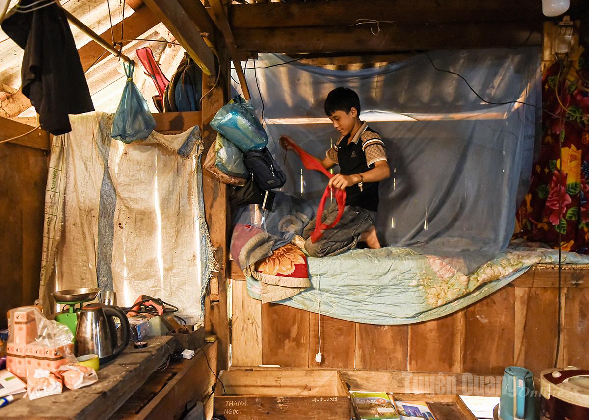 Góc học tập đơn sơ được đặt dưới “phòng ngủ” của em.