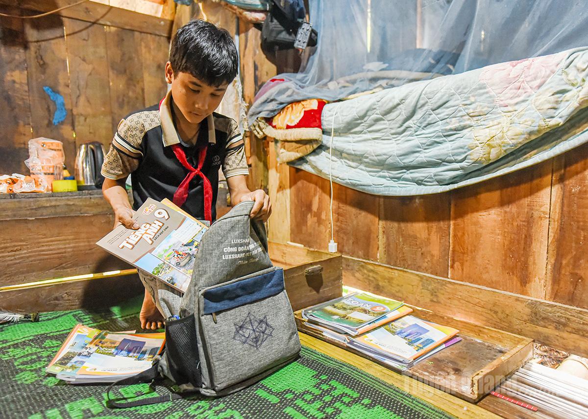 Góc học tập đơn sơ được đặt dưới “phòng ngủ” của em.