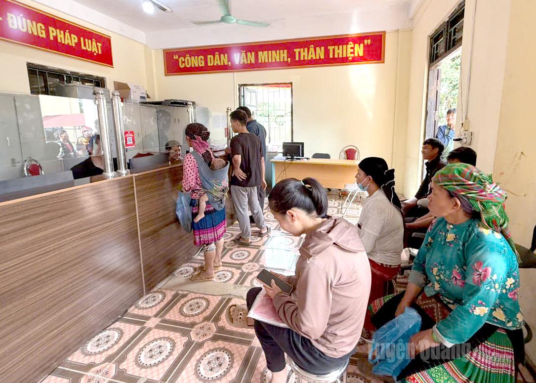 Nhân dân đến làm thủ tục hành chính tại Trung tâm Phục vụ hành chính công xã Thắng Mố.