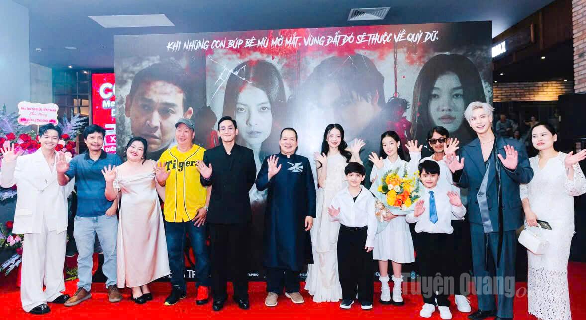  Đạo diễn Lương Đình Dũng và ê-kíp trong buổi ra mắt công chiếu phim Đồi hành xác.