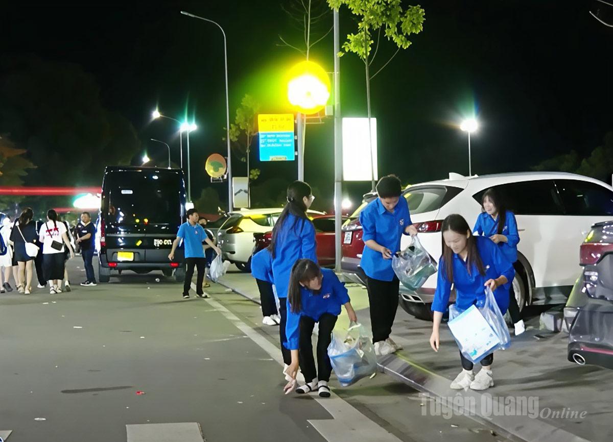  Đoàn viên, thanh niên phường Minh Xuân dọn dẹp vệ sinh môi trường sau mỗi tối diễn diễu mô hình.