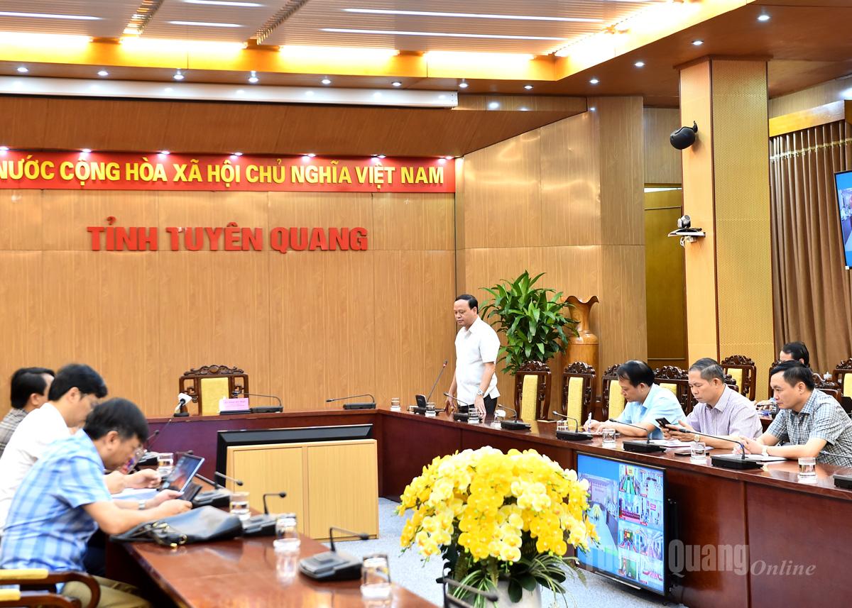 UBND tỉnh họp ứng phó tình hình bão lũ.