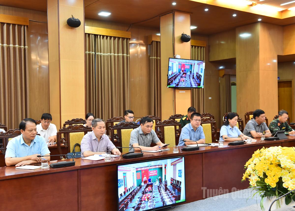 Lãnh đạo các sở, ngành dự họp.