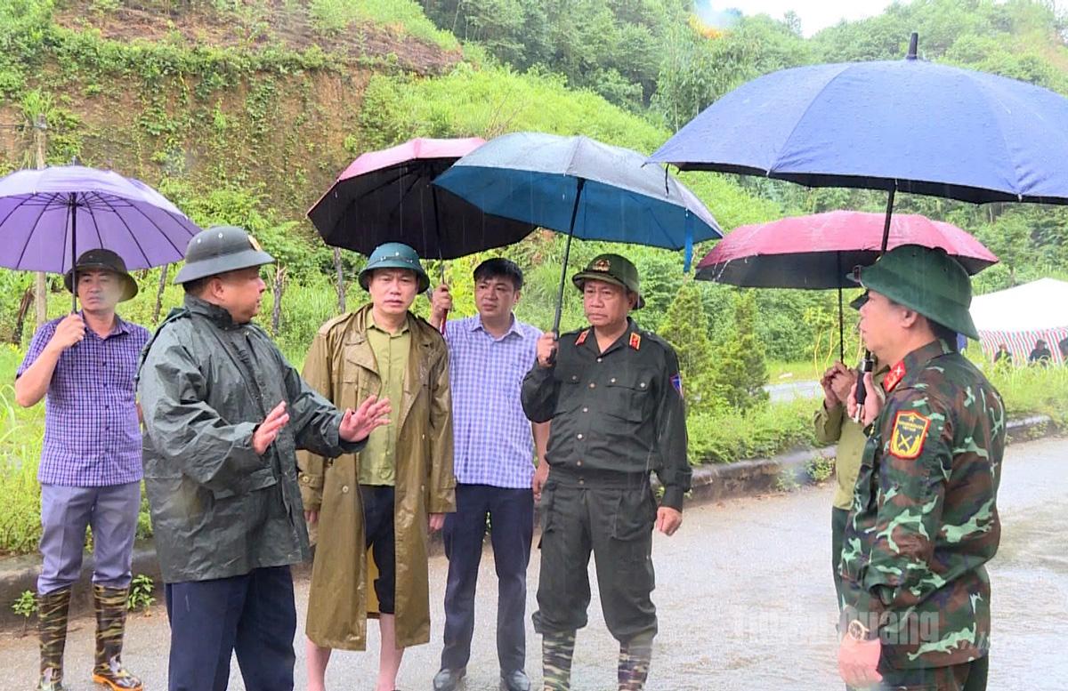 Đồng chí Phan Huy Ngọc, Phó Bí thư Tỉnh uỷ, Chủ tịch UBND tỉnh kiểm tra tình hình mưa lũ tại xã Chiêm Hoá.