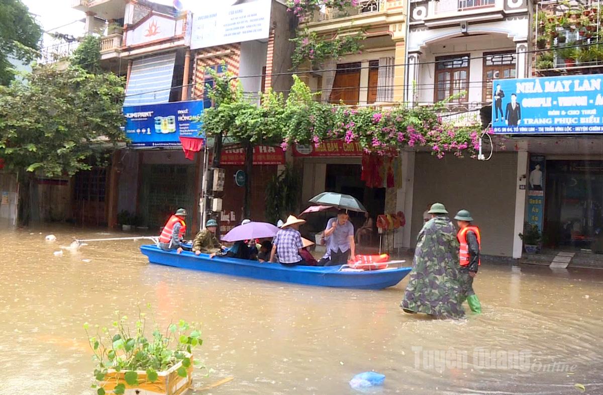 Đồng chí Phan Huy Ngọc, Phó Bí thư Tỉnh uỷ, Chủ tịch UBND tỉnh biểu dương tinh thần ứng phó của chính quyền và nhân dân xã Chiêm Hoá.