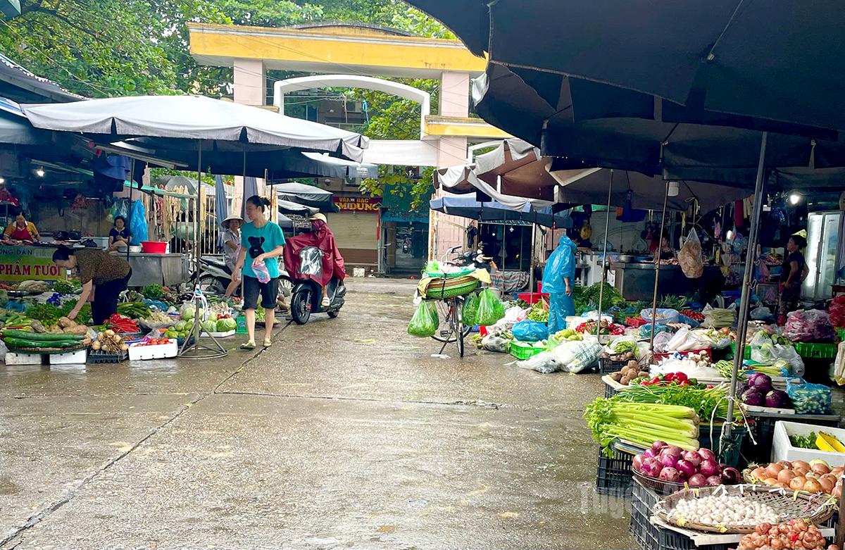 Tiểu thương chợ Tam Cờ cung cấp đủ thực phẩm phục vụ nhu cầu bà con trong mưa lũ.
