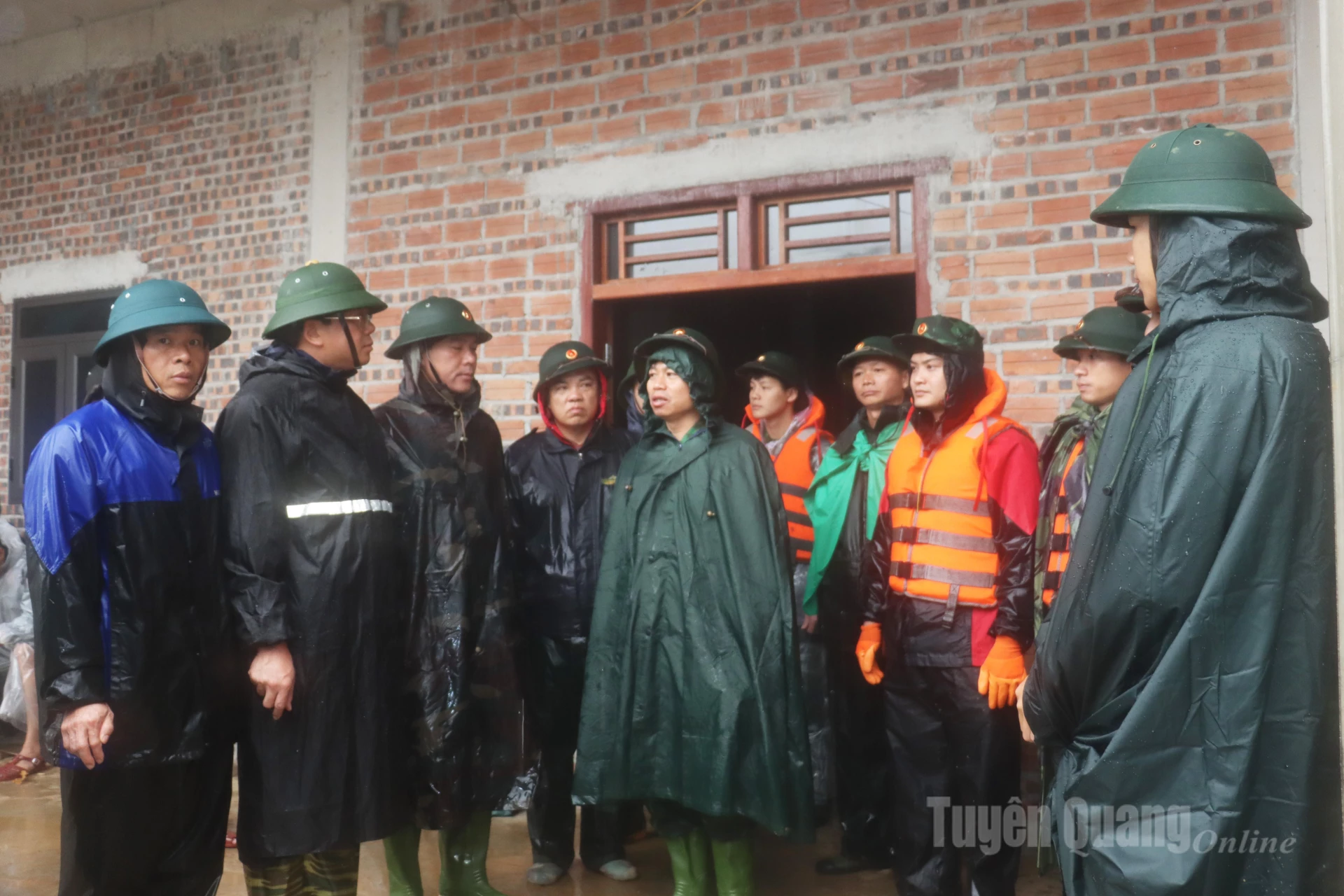 Phó Chủ tịch Thường trực Ủy ban MTTQ tỉnh Hà Trung Kiên thăm hỏi, động viên các lực lượng tham gia tìm kiếm cứu nạn tại thôn Má Lầu A.